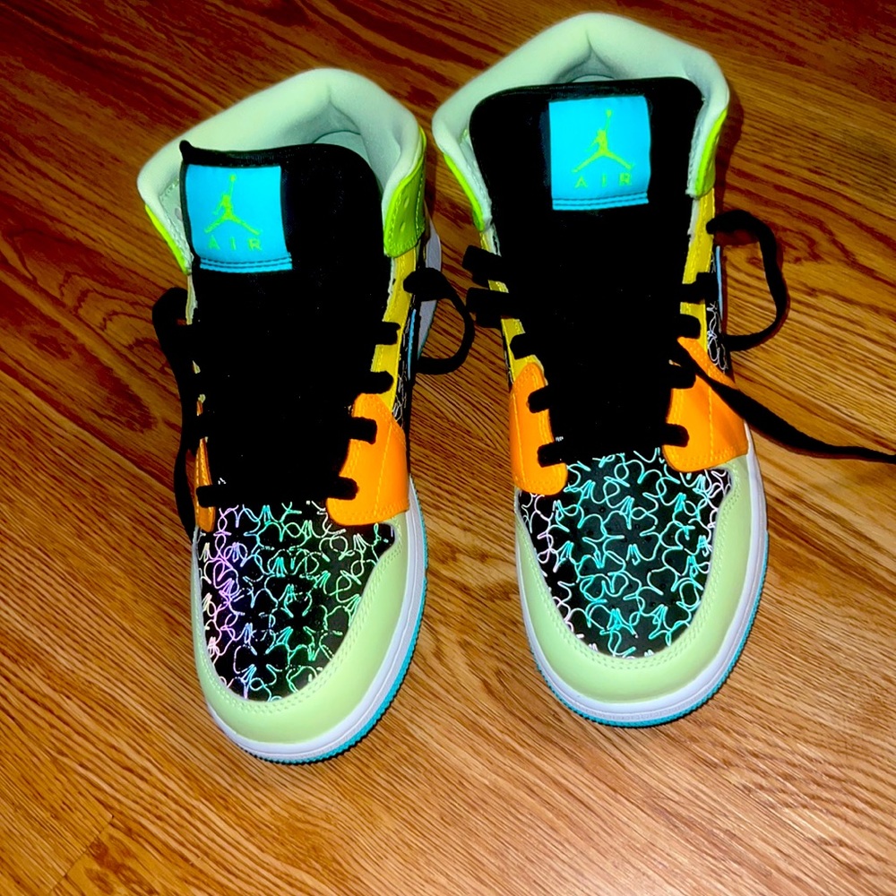 Air Jordan mid SE  Clover Gradeschool